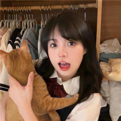 当她换上泳衣